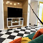 Acogedor Y Colorido Estudio Con Cama King Size